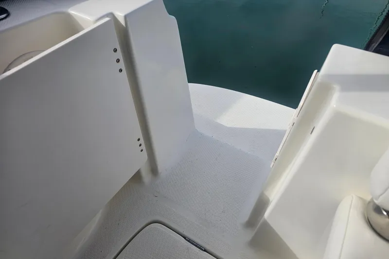 Slide: The Image of 2005 Bayliner 2855 Ciera boat deck with white textured surface. - 7