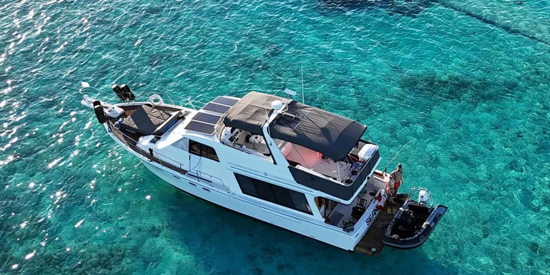 Slide: The Image of 1995 Bayliner 4788 Pilothouse Motoryacht on clear turquoise water. - 30