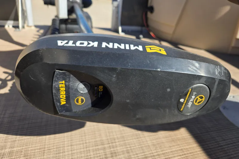 Slide: The Image of Minn Kota Terrova trolling motor on 2019 Sun Tracker Fishin' Barge 22 XP3. - 4