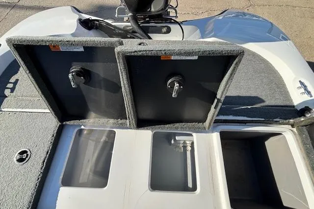 Slide: The Image of 2002 Stratus 18xl boat storage compartments and livewell, open and ready for use. - 10