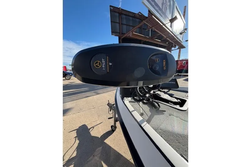 Slide: The Image of Close-up of a 2002 Stratus 18xl boat with Minn Kota Ultrex motor. - 13