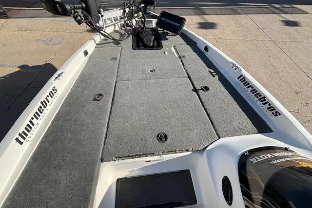 Slide: The Image of 2002 Stratus 18xl boat deck with fishing equipment and Thorne Bros branding. - 6