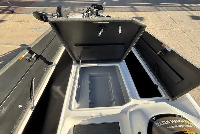Slide: The Image of Open storage compartments on a 2002 Stratus 18xl boat, showcasing interior space. - 7