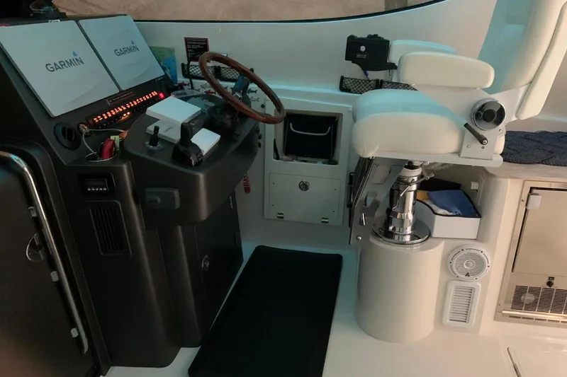 Slide: The Image of Cockpit of 2015 Jupiter 41 SB with Garmin navigation and white captain's chair. - 32