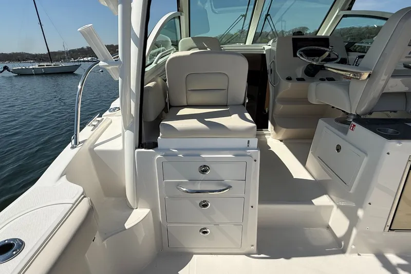 Slide: The Image of Boston Whaler 285 Conquest 2026 - 15