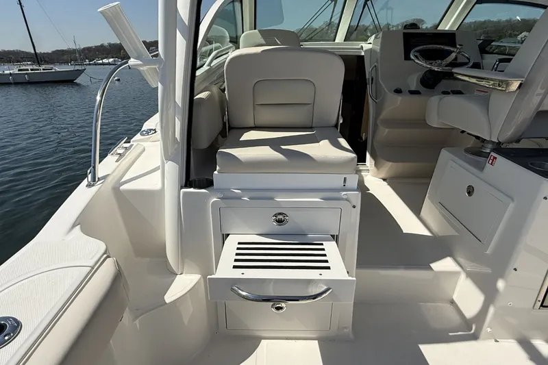 Slide: The Image of Boston Whaler 285 Conquest 2026 - 16