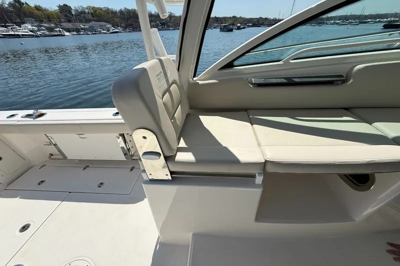 Slide: The Image of Boston Whaler 285 Conquest 2026 - 17