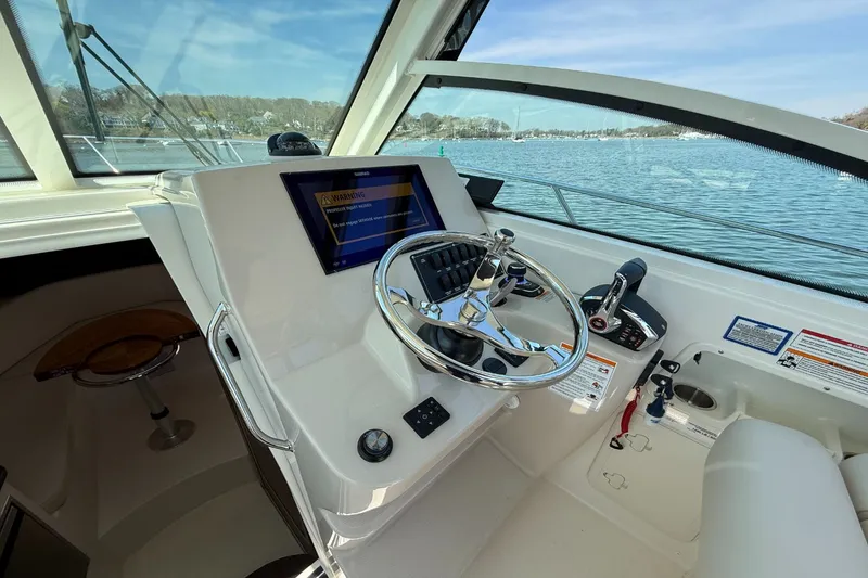 Slide: The Image of Boston Whaler 285 Conquest 2026 - 23