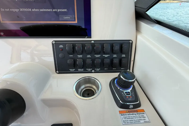 Slide: The Image of Boston Whaler 285 Conquest 2026 - 25
