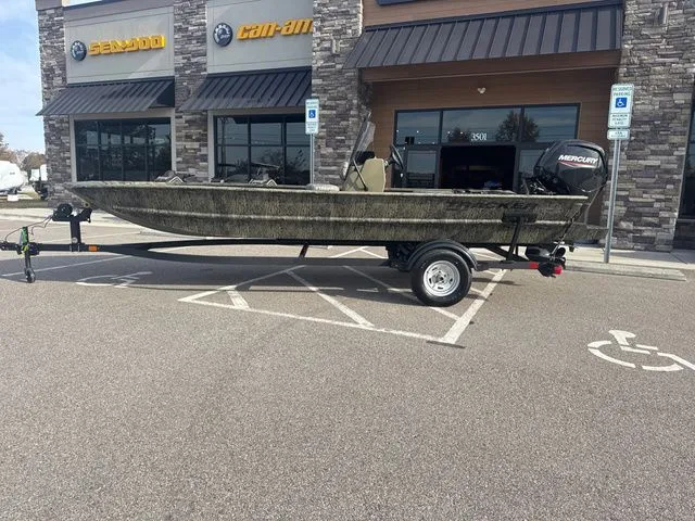 Slide: The Image of Tracker Grizzly 1860 CC 2026 - 3