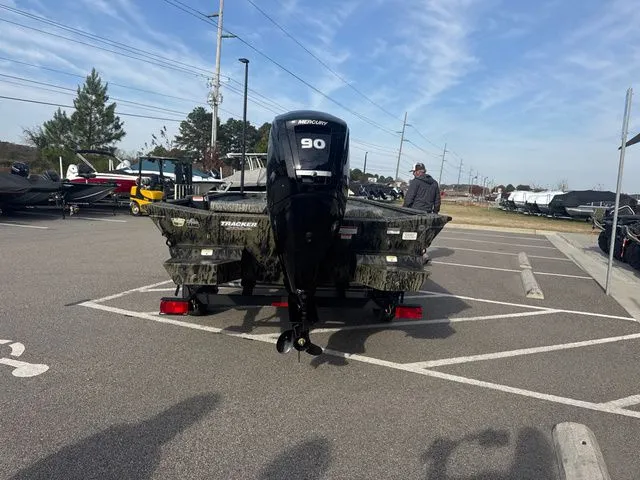 Slide: The Image of Tracker Grizzly 1860 CC 2026 - 5