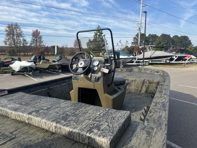 Slide: The Image of Tracker Grizzly 1860 CC 2026 - 9