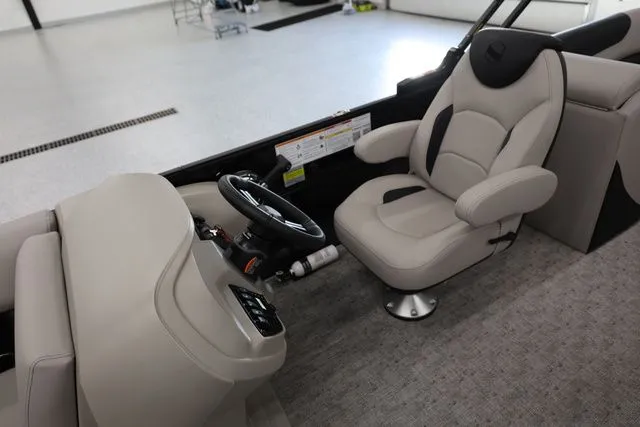 Slide: The Image of South Bay LE 224 RS 2.75 JAWS EDITION TRITOON 2026 - 19