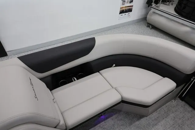 Slide: The Image of South Bay LE 224 RS 2.75 JAWS EDITION TRITOON 2026 - 22