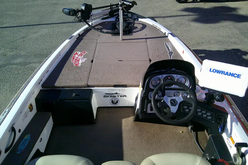Slide: The Image of 2006 Skeeter ZX190 boat interior with steering wheel and Lowrance equipment. - 10