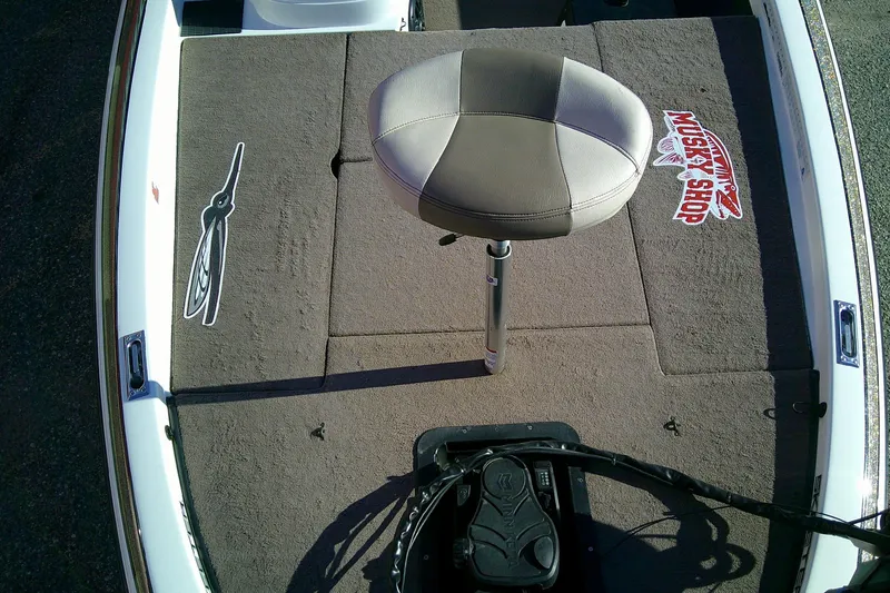 Slide: The Image of 2006 Skeeter ZX190 boat deck with seat and fishing gear. - 14