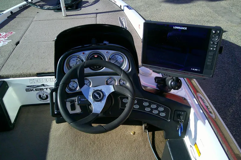 Slide: The Image of 2006 Skeeter ZX190 boat dashboard with steering wheel and Lowrance HDS display. - 16