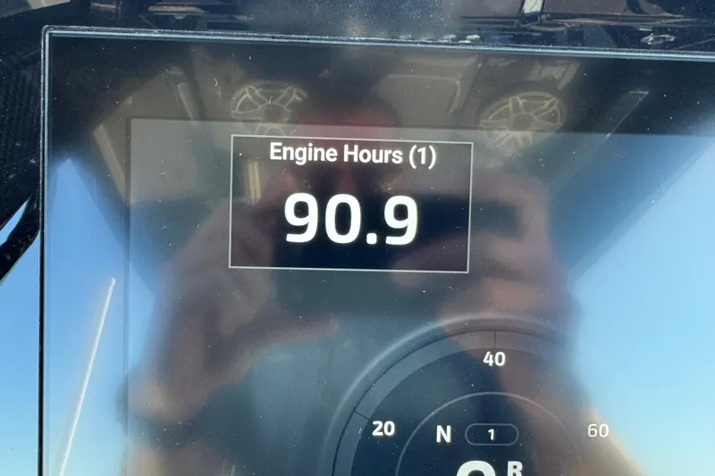 Slide: The Image of Display showing 90.9 engine hours on 2025 Scout 281 XSS boat. - 25