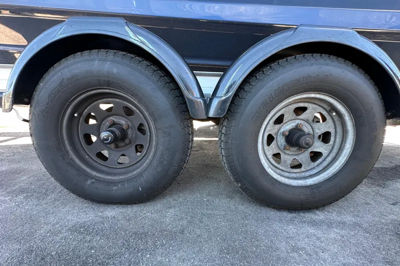 Slide: The Image of Trailer wheels of a 2023 Yamaha Boats 252 FSH Sport on pavement. - 59