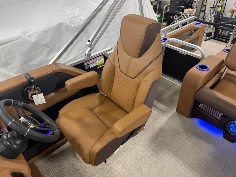 Slide: The Image of Tahoe LTZ 2385 Swingback (VRB) Tritoon & Honda 4-Stroke EFI 2026 - 10