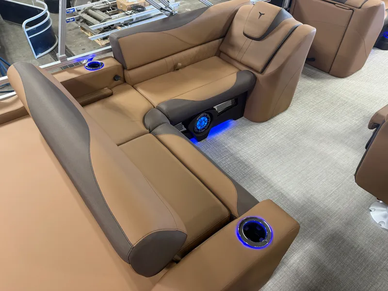 Slide: The Image of Tahoe LTZ 2385 Swingback (VRB) Tritoon & Honda 4-Stroke EFI 2026 - 18