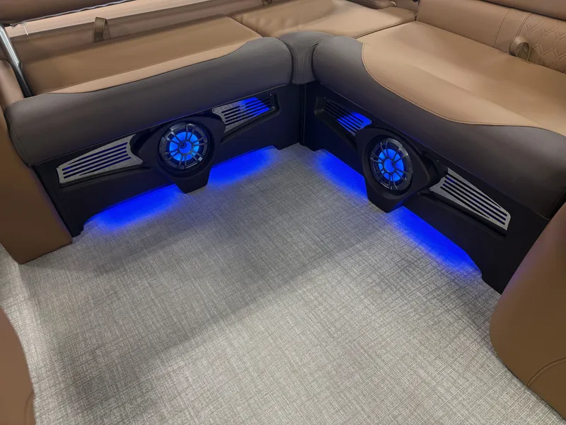 Slide: The Image of Tahoe LTZ 2385 Swingback (VRB) Tritoon & Honda 4-Stroke EFI 2026 - 32