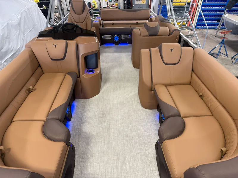 Slide: The Image of Tahoe LTZ 2385 Swingback (VRB) Tritoon & Honda 4-Stroke EFI 2026 - 6