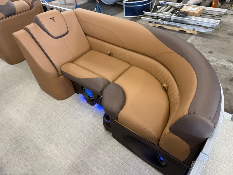 Slide: The Image of Tahoe LTZ 2385 Swingback (VRB) Tritoon & Honda 4-Stroke EFI 2026 - 8