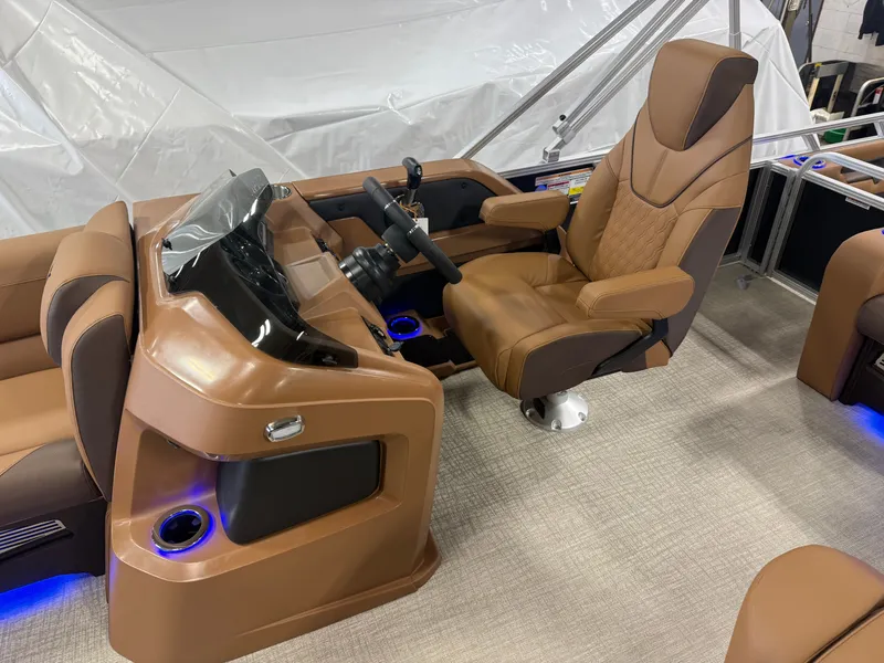 Slide: The Image of Tahoe LTZ 2385 Swingback (VRB) Tritoon & Honda 4-Stroke EFI 2026 - 9