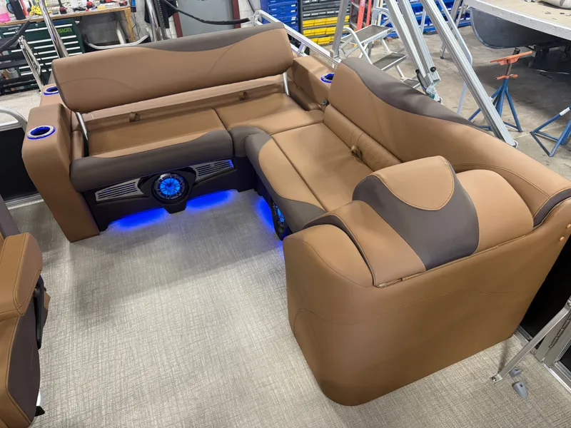 Slide: The Image of Tahoe LTZ 200HP VRB 2385 Swingback Tritoon 2026 - 17