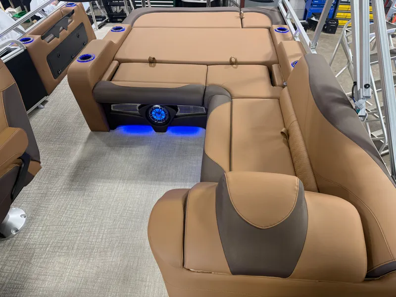 Slide: The Image of Tahoe LTZ 200HP VRB 2385 Swingback Tritoon 2026 - 19