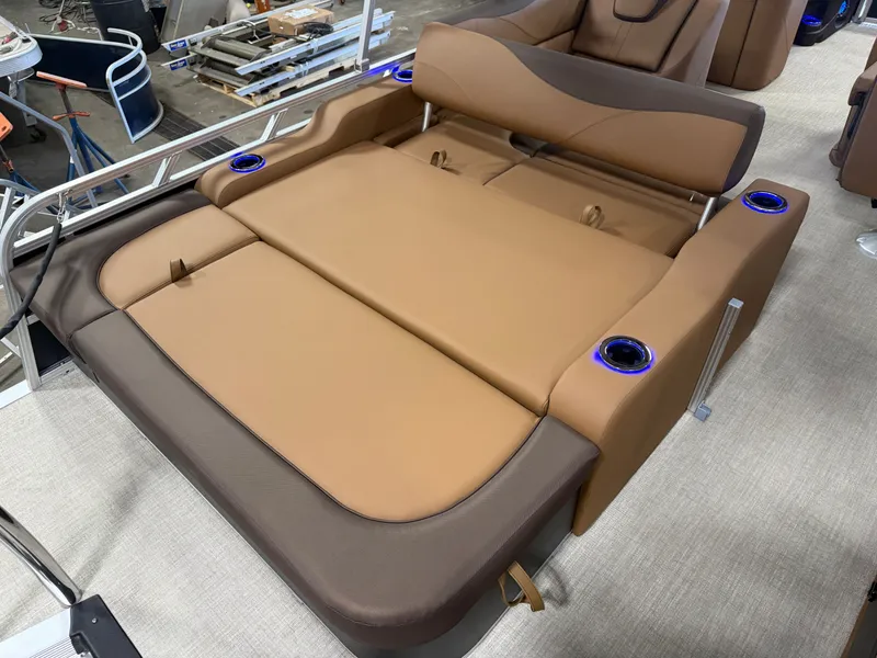 Slide: The Image of Tahoe LTZ 200HP VRB 2385 Swingback Tritoon 2026 - 21