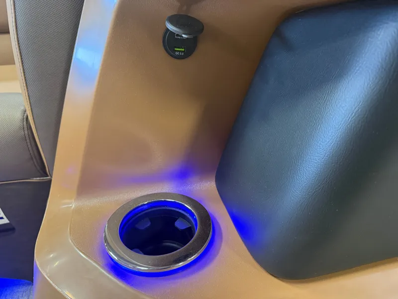 Slide: The Image of Tahoe LTZ 200HP VRB 2385 Swingback Tritoon 2026 - 30