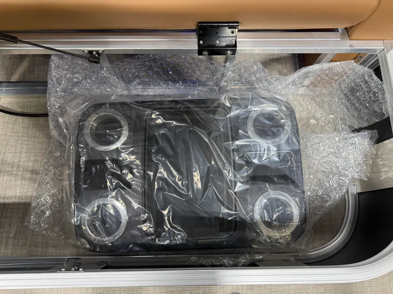 Slide: The Image of Tahoe LTZ 200HP VRB 2385 Swingback Tritoon 2026 - 35