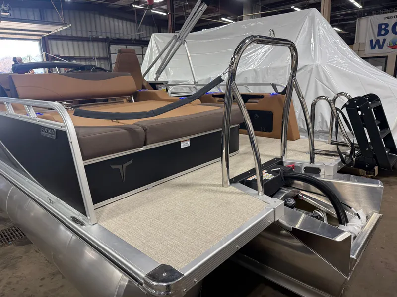 Slide: The Image of Tahoe LTZ 200HP VRB 2385 Swingback Tritoon 2026 - 43