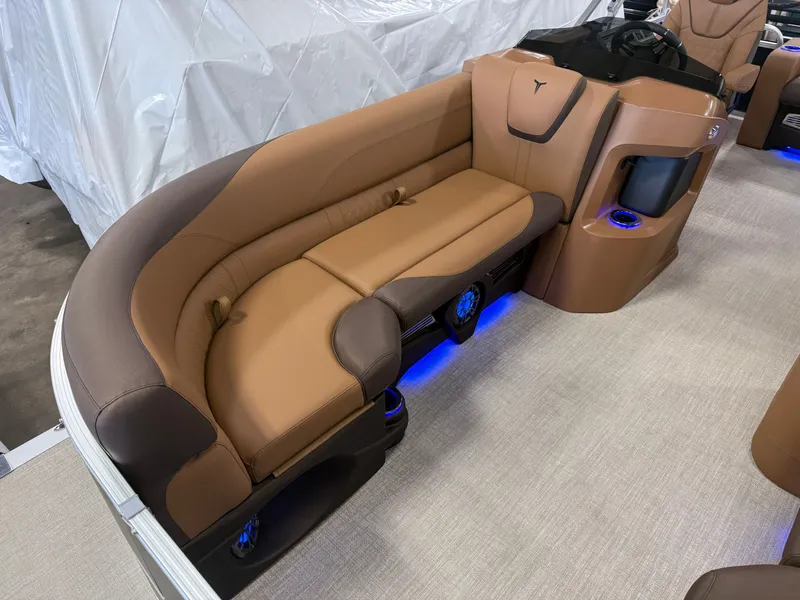 Slide: The Image of Tahoe LTZ 200HP VRB 2385 Swingback Tritoon 2026 - 7