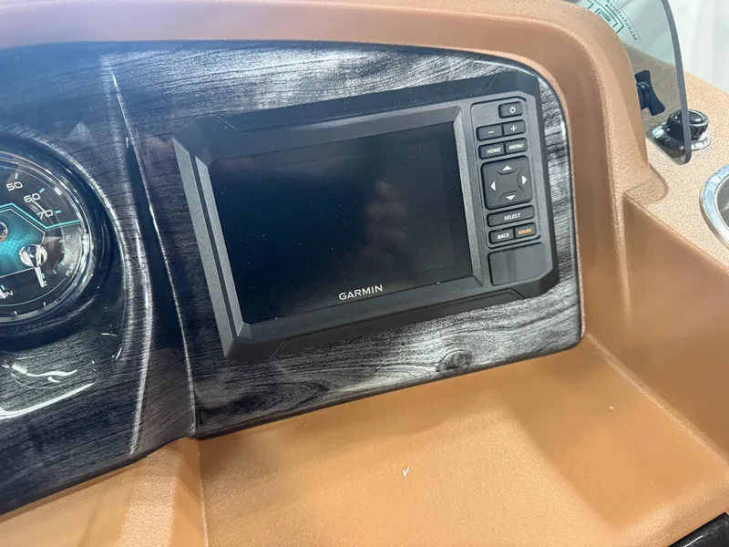 Slide: The Image of Tahoe LTZ 2385 Swingback (VRB) Tritoon & Honda 4-Stroke EFI 2026 - 14