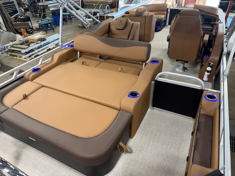 Slide: The Image of Tahoe LTZ 2385 Swingback (VRB) Tritoon & Honda 4-Stroke EFI 2026 - 23