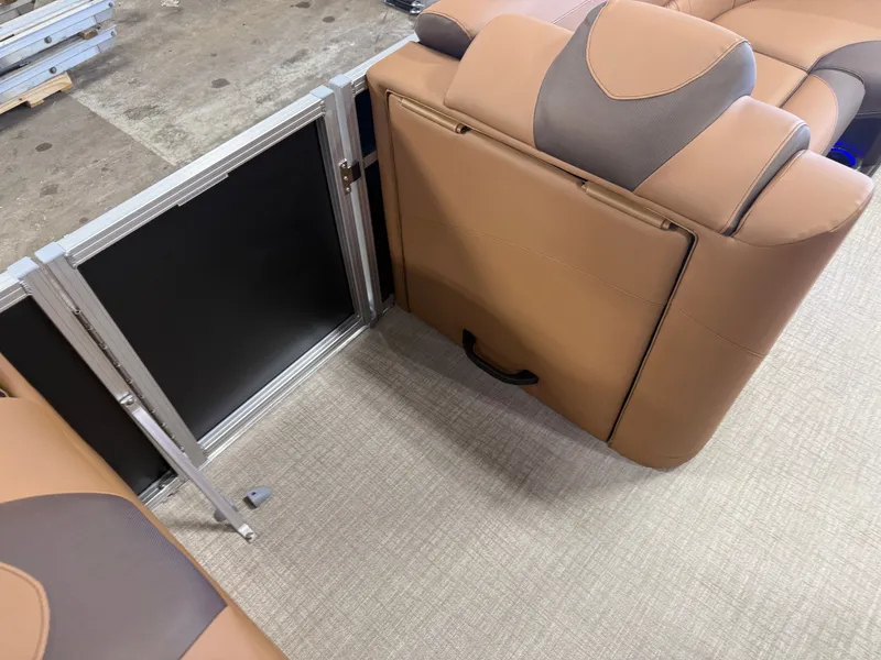 Slide: The Image of Tahoe LTZ 2385 Swingback (VRB) Tritoon & Honda 4-Stroke EFI 2026 - 33