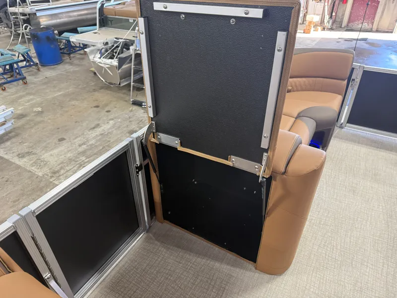 Slide: The Image of Tahoe LTZ 2385 Swingback (VRB) Tritoon & Honda 4-Stroke EFI 2026 - 34