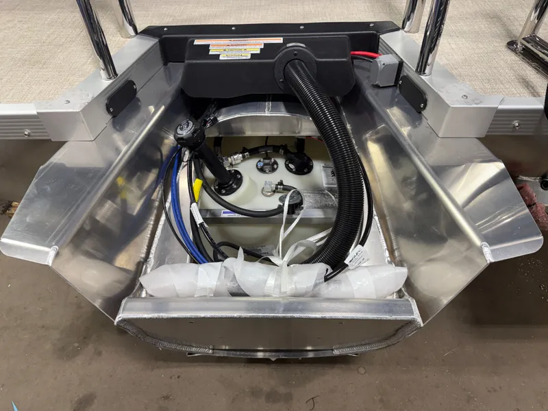 Slide: The Image of Tahoe LTZ 2385 Swingback (VRB) Tritoon & Honda 4-Stroke EFI 2026 - 46