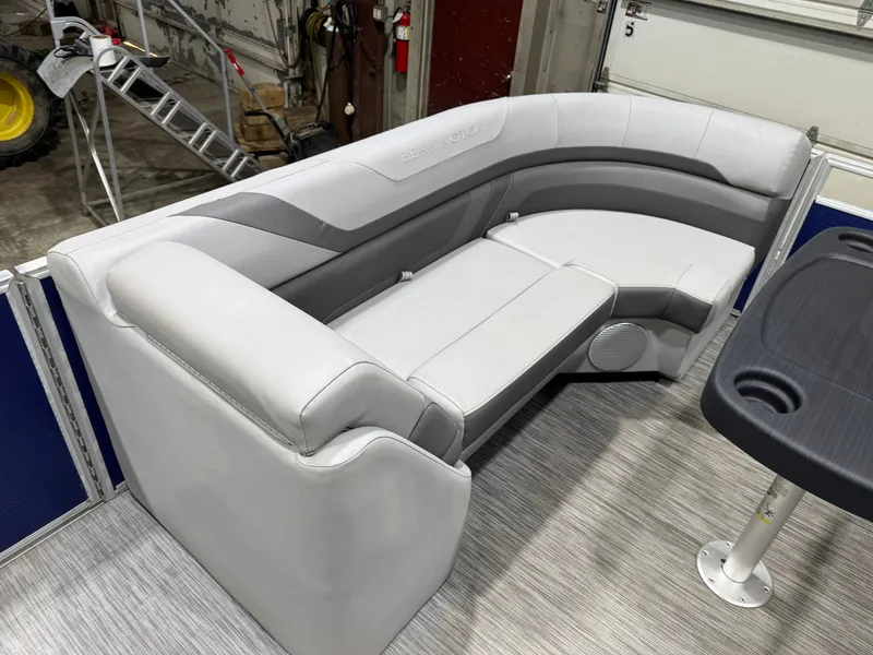 Slide: The Image of Bennington 22 SX Pontoon 2021 - 12