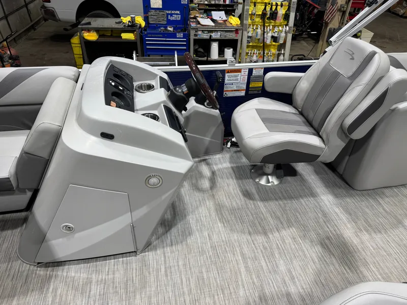 Slide: The Image of Bennington 22 SX Pontoon 2021 - 18