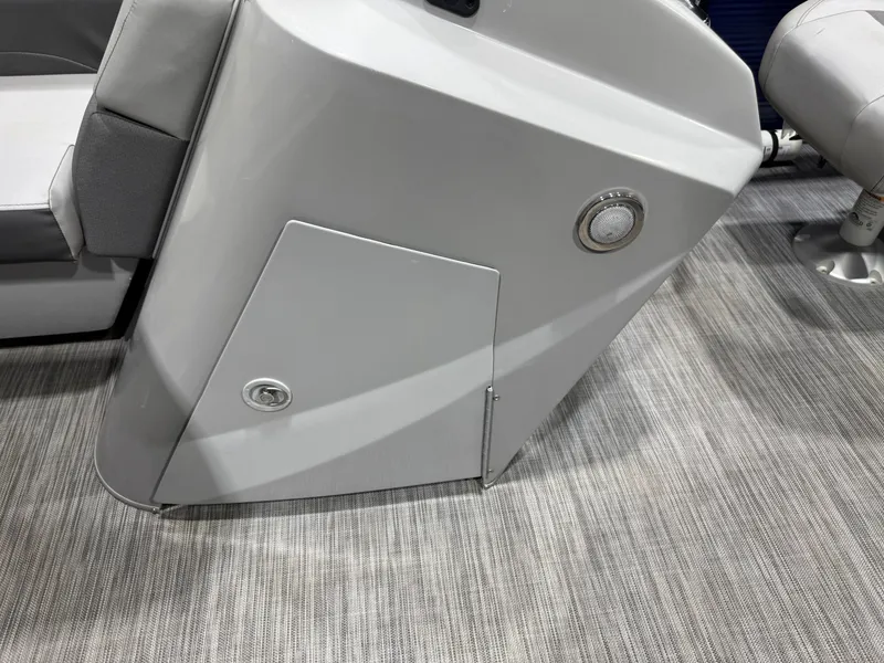 Slide: The Image of Bennington 22 SX Pontoon 2021 - 19