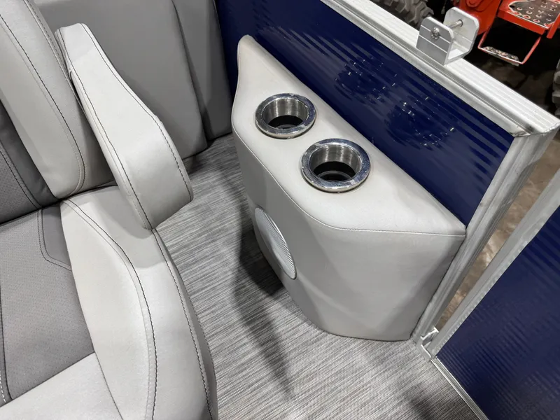 Slide: The Image of Bennington 22 SX Pontoon 2021 - 24