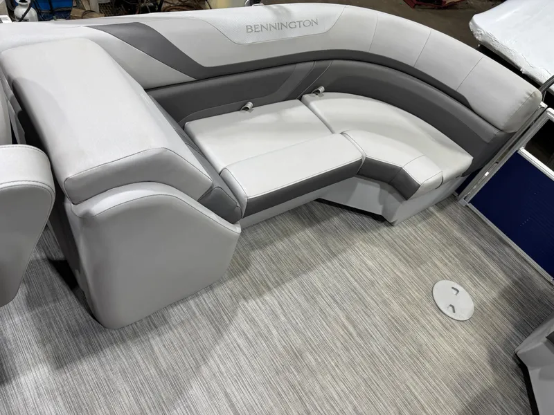Slide: The Image of Bennington 22 SX Pontoon 2021 - 25