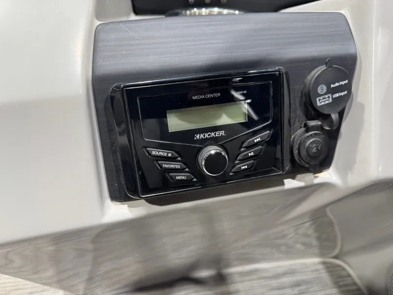 Slide: The Image of Bennington 22 SX Pontoon 2021 - 29