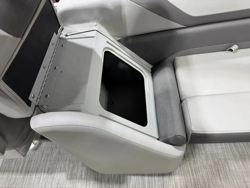 Slide: The Image of Bennington 22 SX Pontoon 2021 - 31