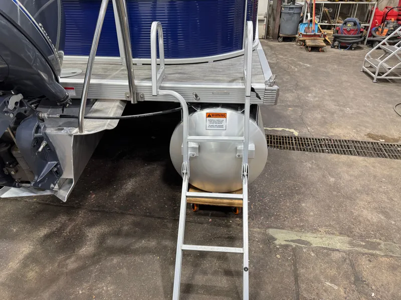 Slide: The Image of Bennington 22 SX Pontoon 2021 - 38