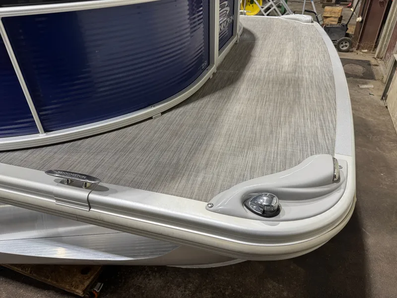 Slide: The Image of Bennington 22 SX Pontoon 2021 - 39